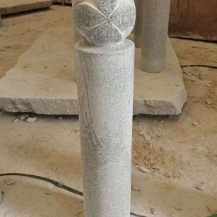 聊城 芝麻白花岗岩石材挡车石柱、停车柱、圆柱挡车柱、方柱挡车柱等