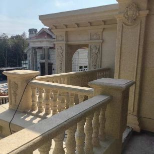 聊城 黄金麻别墅外墙干挂雕花配合阳台栏杆花瓶柱