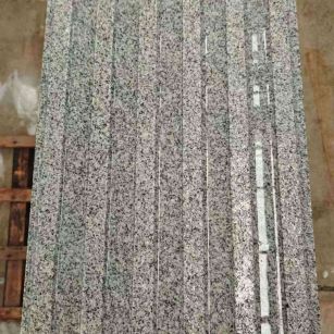 聊城 芝麻白花岗岩荔枝面雕刻盲道，盲条