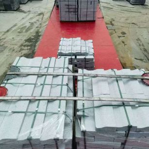 聊城 芝麻白仿形加直形路沿石出货日常