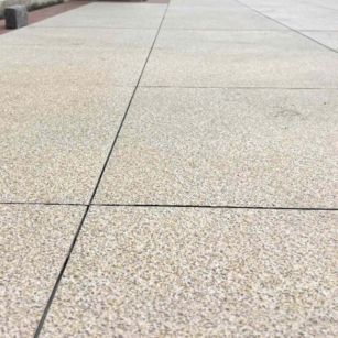 聊城 黄金麻花岗岩石板材荔枝面地面铺装效果