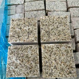 聊城 黄金麻花岗岩自然面小方块，弹石，马蹄石等