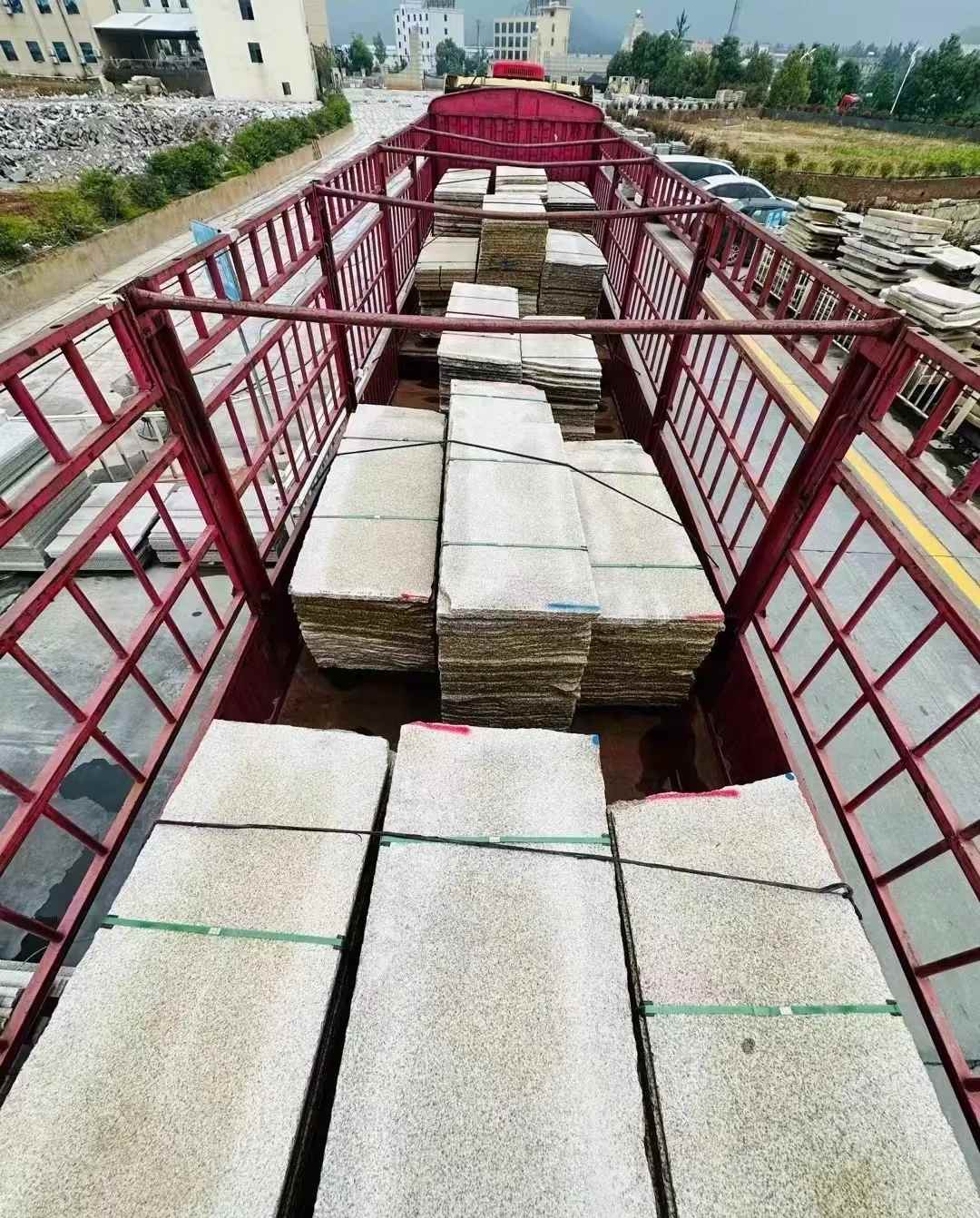 聊城 黄金麻花岗岩荔枝面，光面毛板装车完成