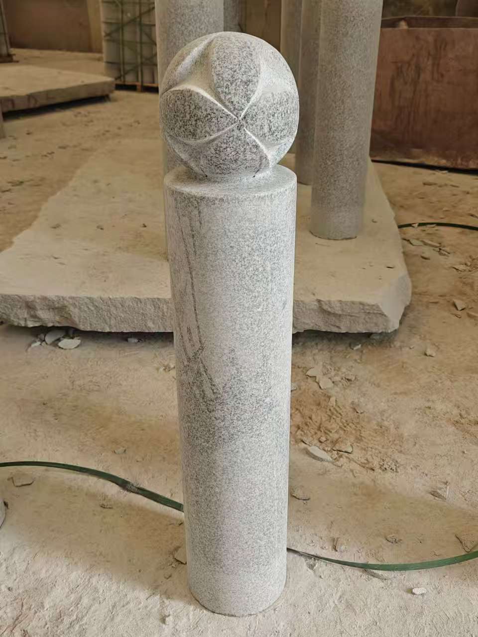 聊城 芝麻白花岗岩石材挡车石柱、停车柱、圆柱挡车柱、方柱挡车柱等