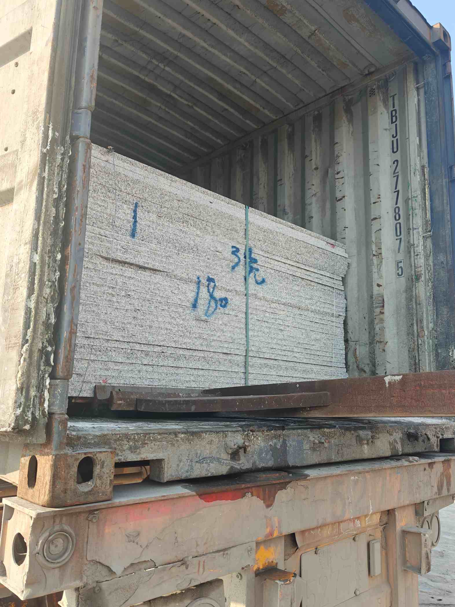 聊城 芝麻白花岗岩石材3.0公分光面毛板装柜出货