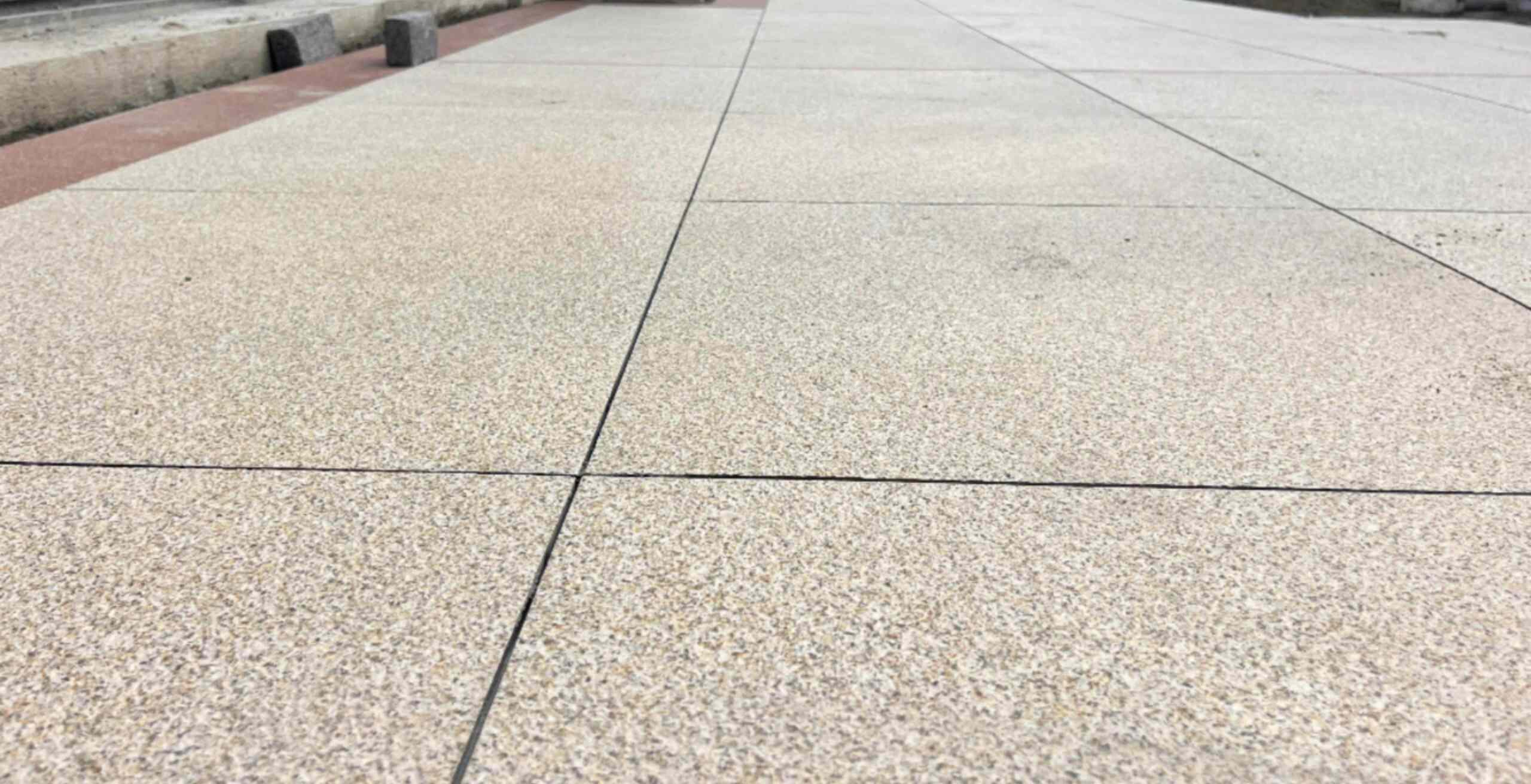 聊城 黄金麻花岗岩石板材荔枝面地面铺装效果