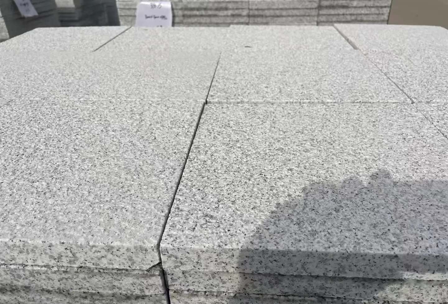 聊城 白麻花岗岩石材推荐 荔枝面地铺石