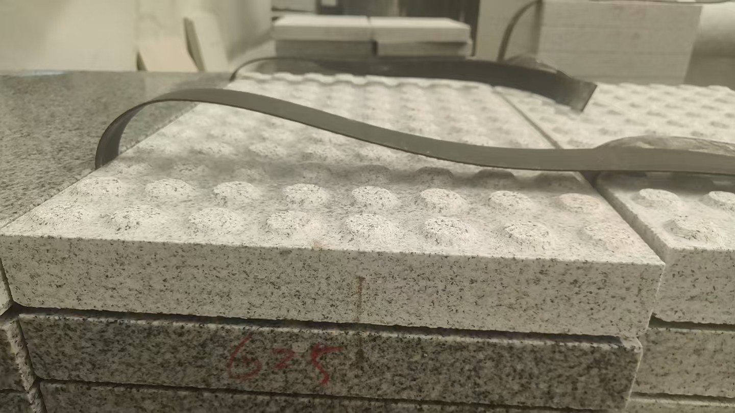 聊城 芝麻白花岗岩6.0公分荔枝面五轴加工雕刻盲点
