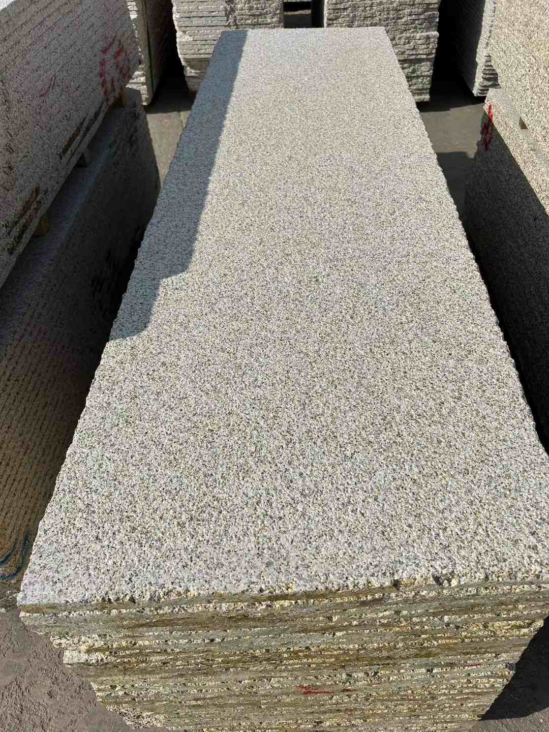 聊城 黄金麻花岗岩荔枝面毛板，半成品