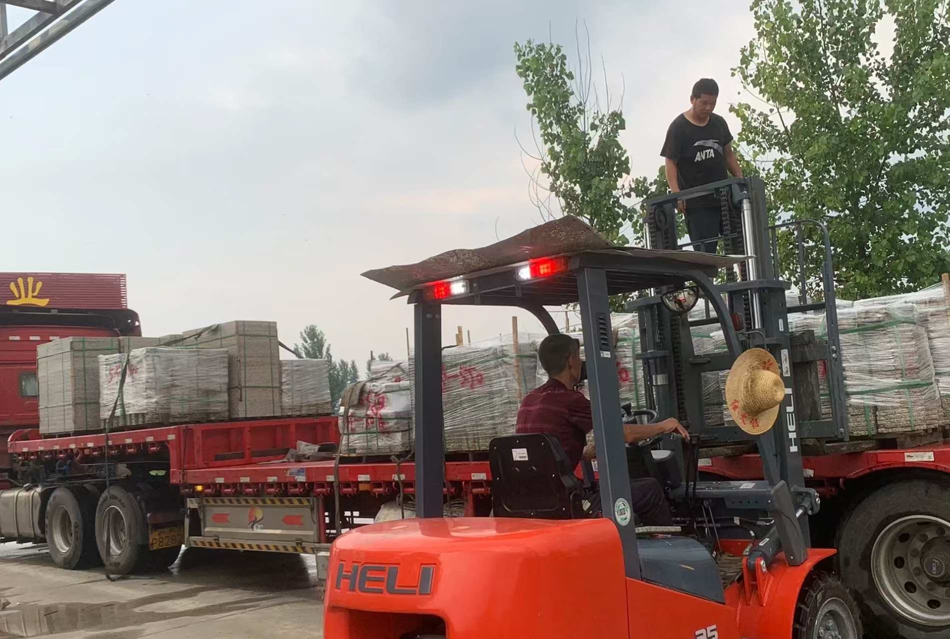 聊城 黄金麻冰裂纹，地铺石装车