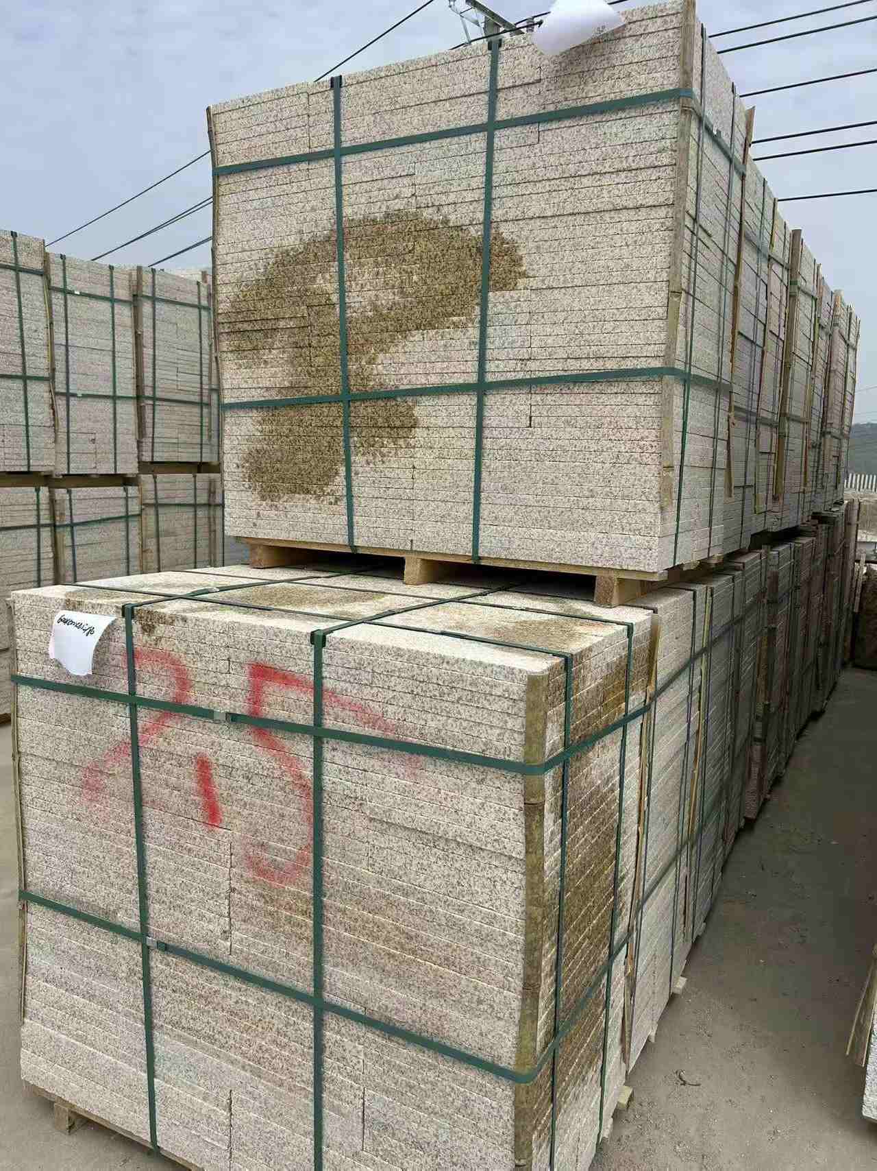 聊城 黄金麻花岗岩石材荔枝面地铺石2.5*300*600