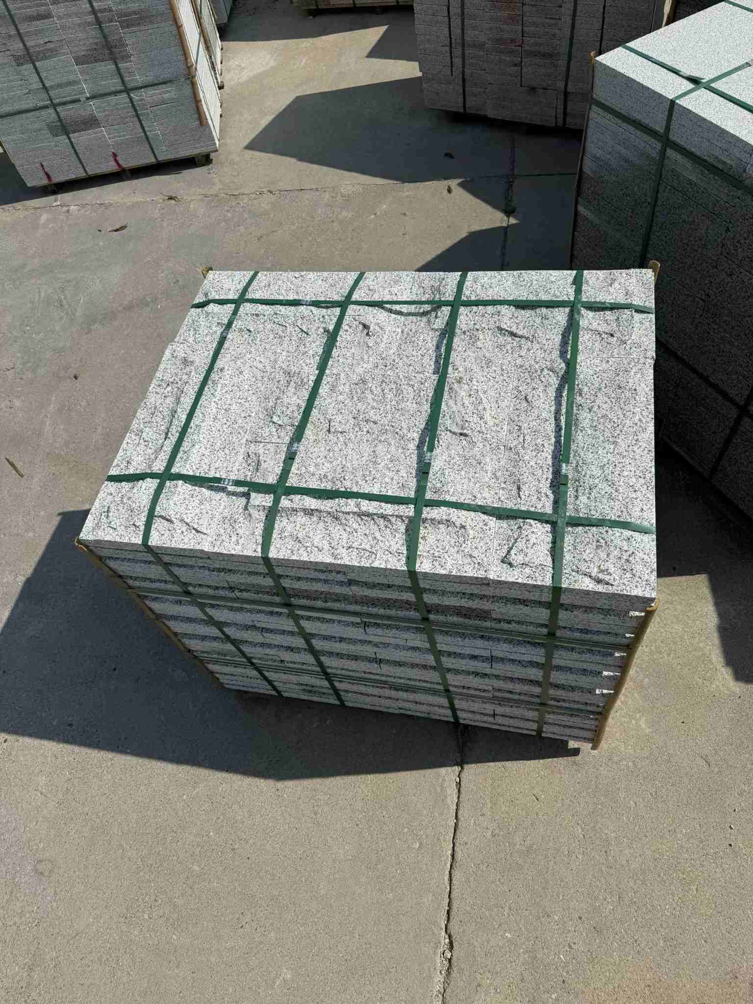 聊城 白麻花岗岩石材自然面蘑菇石成品