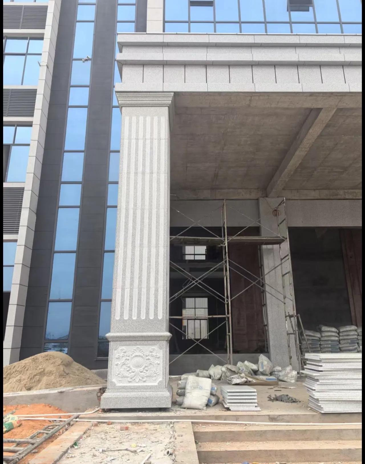 聊城 芝麻白光面花岗岩门楼大柱（罗马柱）配雕花底座