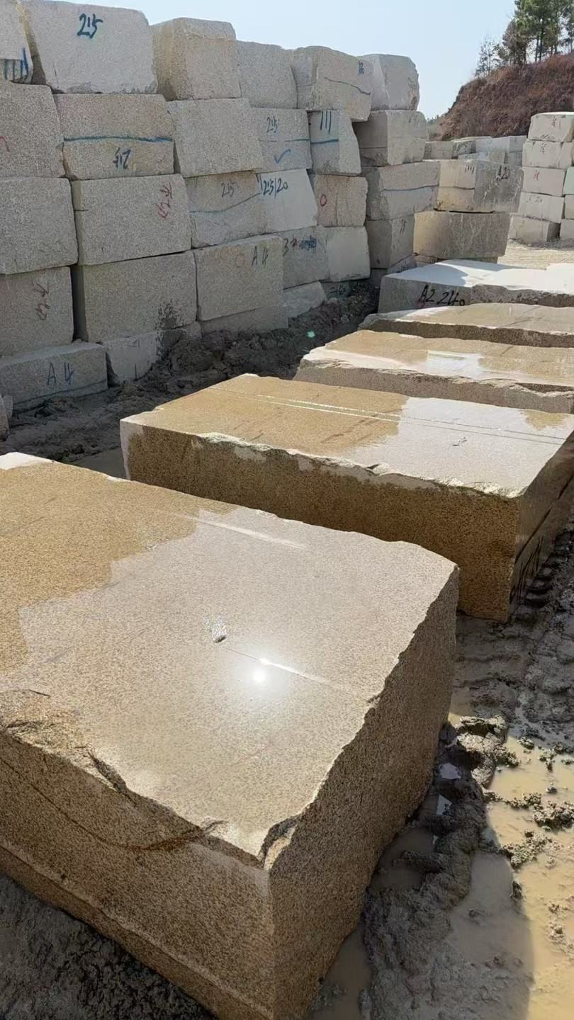 聊城 黄金麻方料堆场洗料分选中，原材料充足