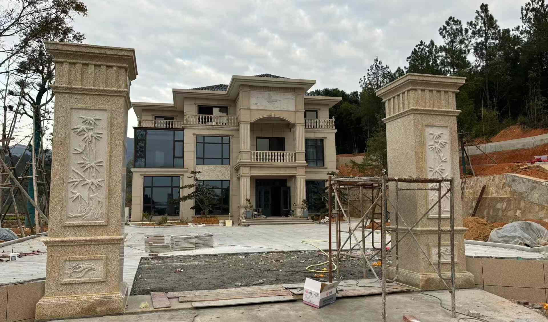 聊城 黄金麻花岗岩别墅雕花外墙干挂配上门口雕花罗马柱