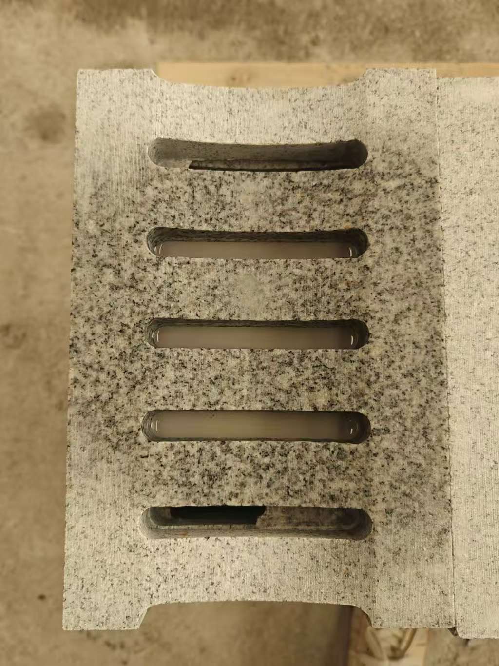 聊城 芝麻白拉丝面花岗岩U型开槽排水槽