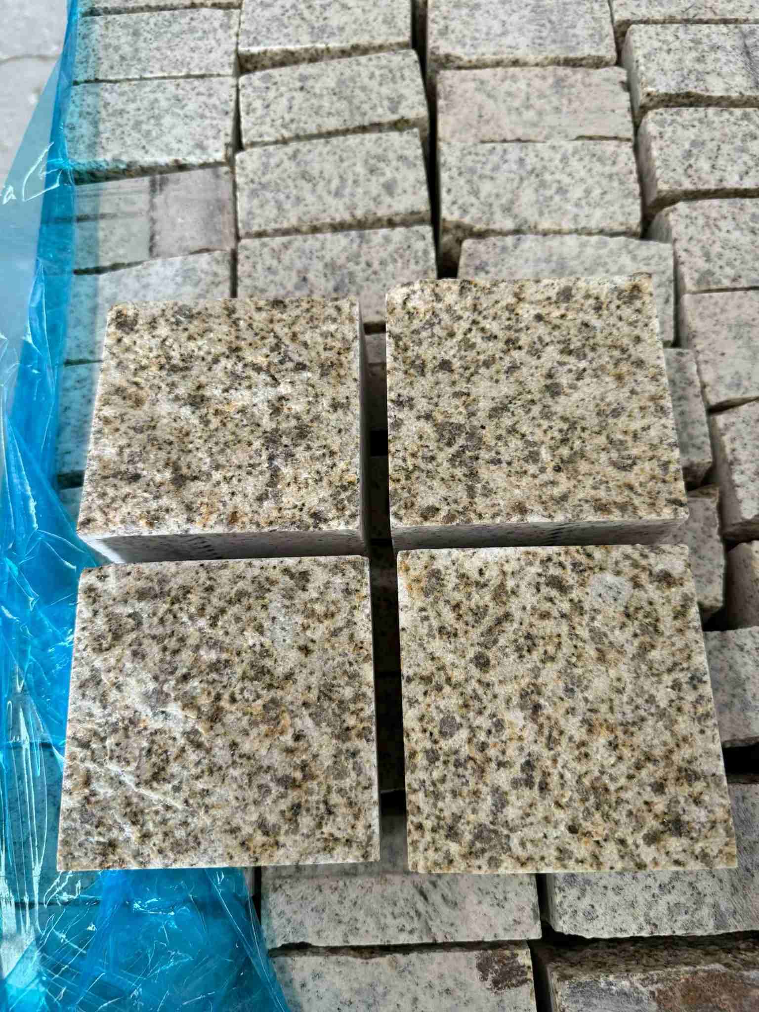 聊城 黄金麻花岗岩自然面小方块，弹石，马蹄石等