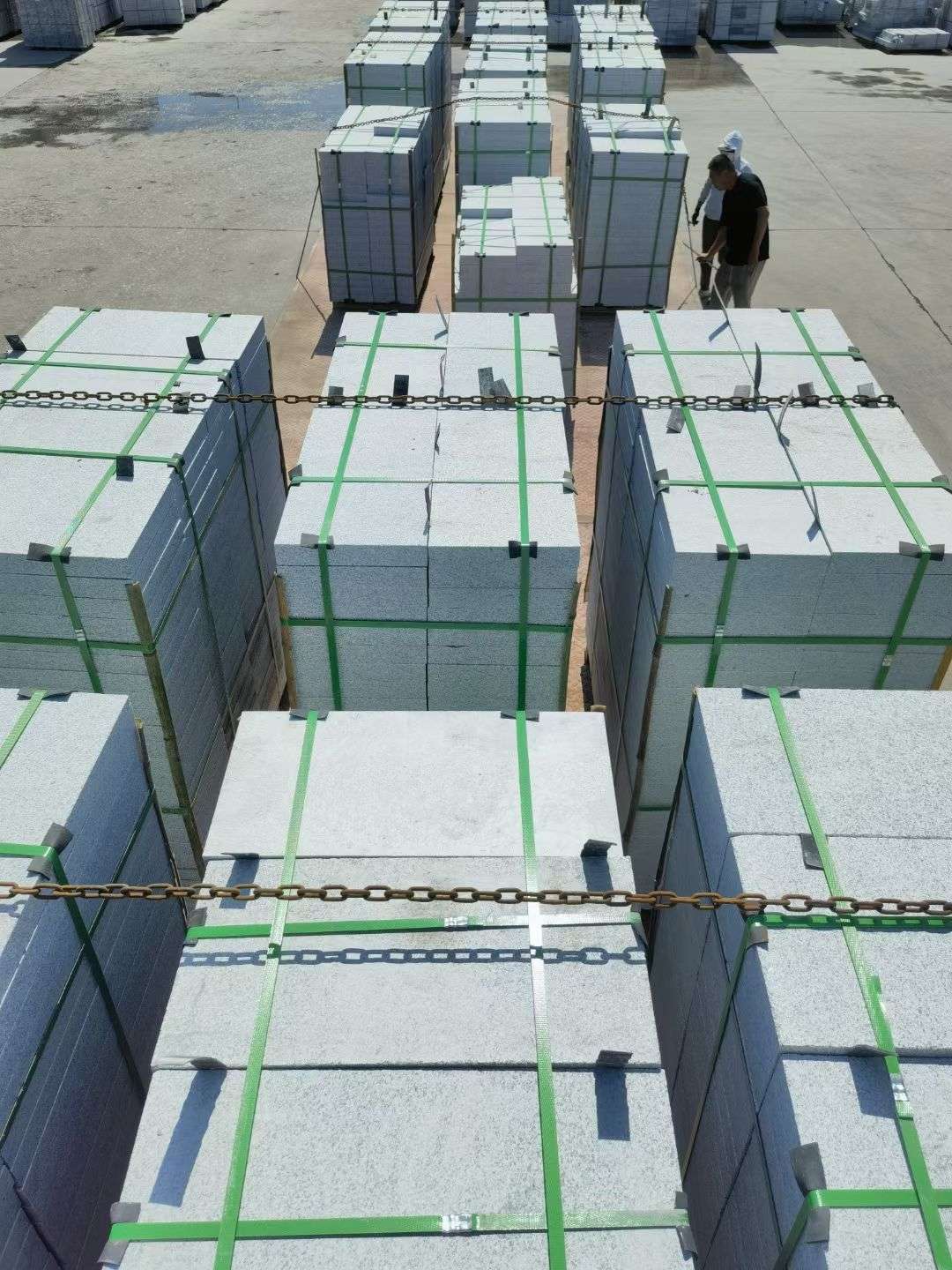 聊城 芝麻白花岗岩5公分地铺石 花岗岩厂家工厂装车日常