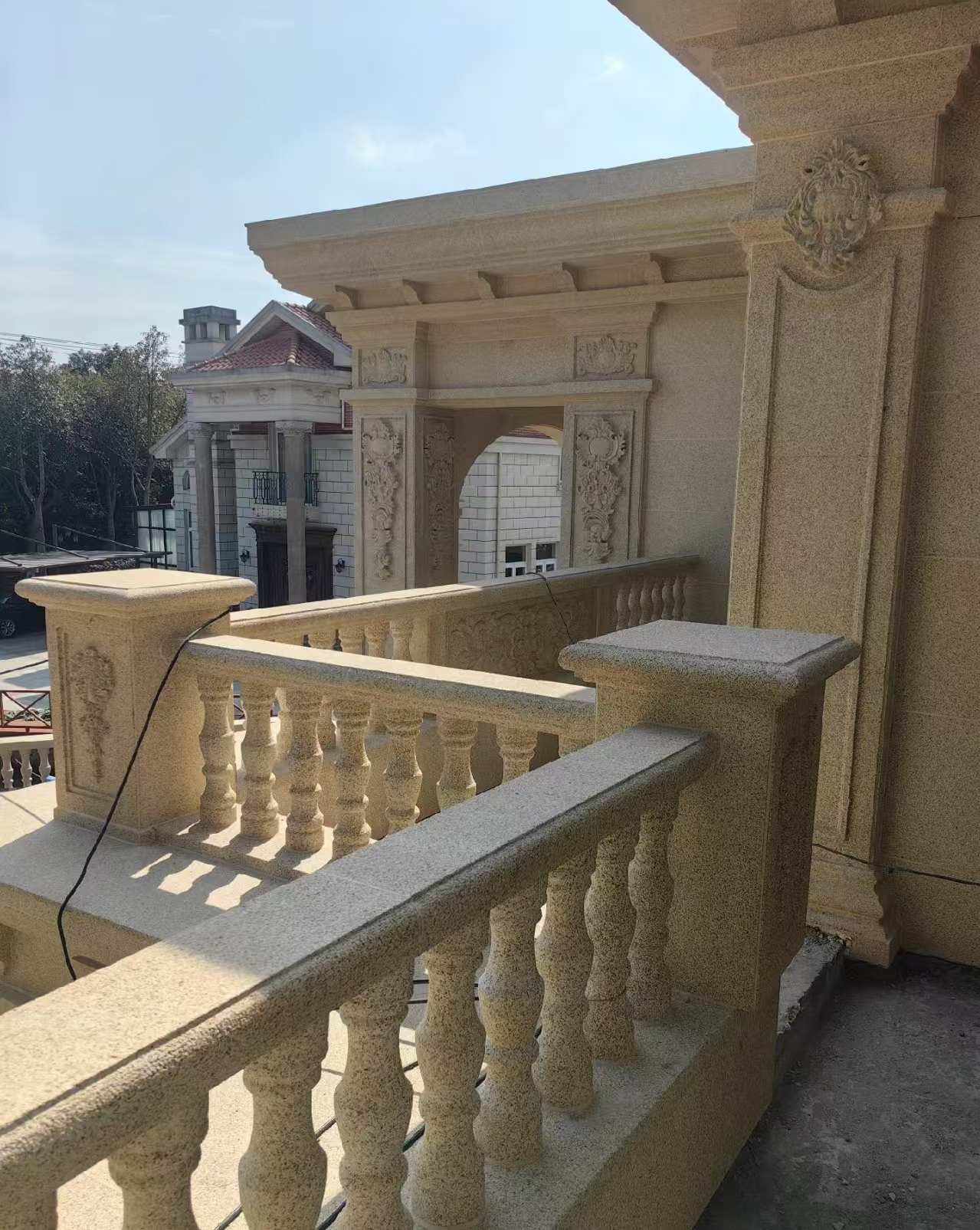 聊城 黄金麻别墅外墙干挂雕花配合阳台栏杆花瓶柱