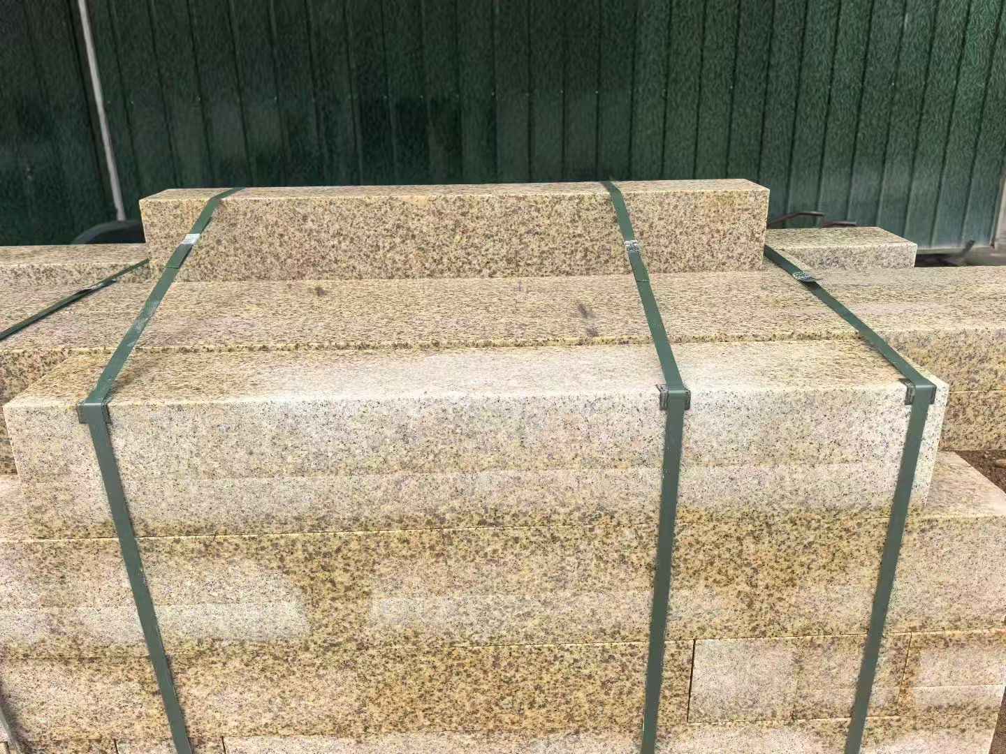 聊城 黄金麻花岗岩石材机切面栏杆料半成品