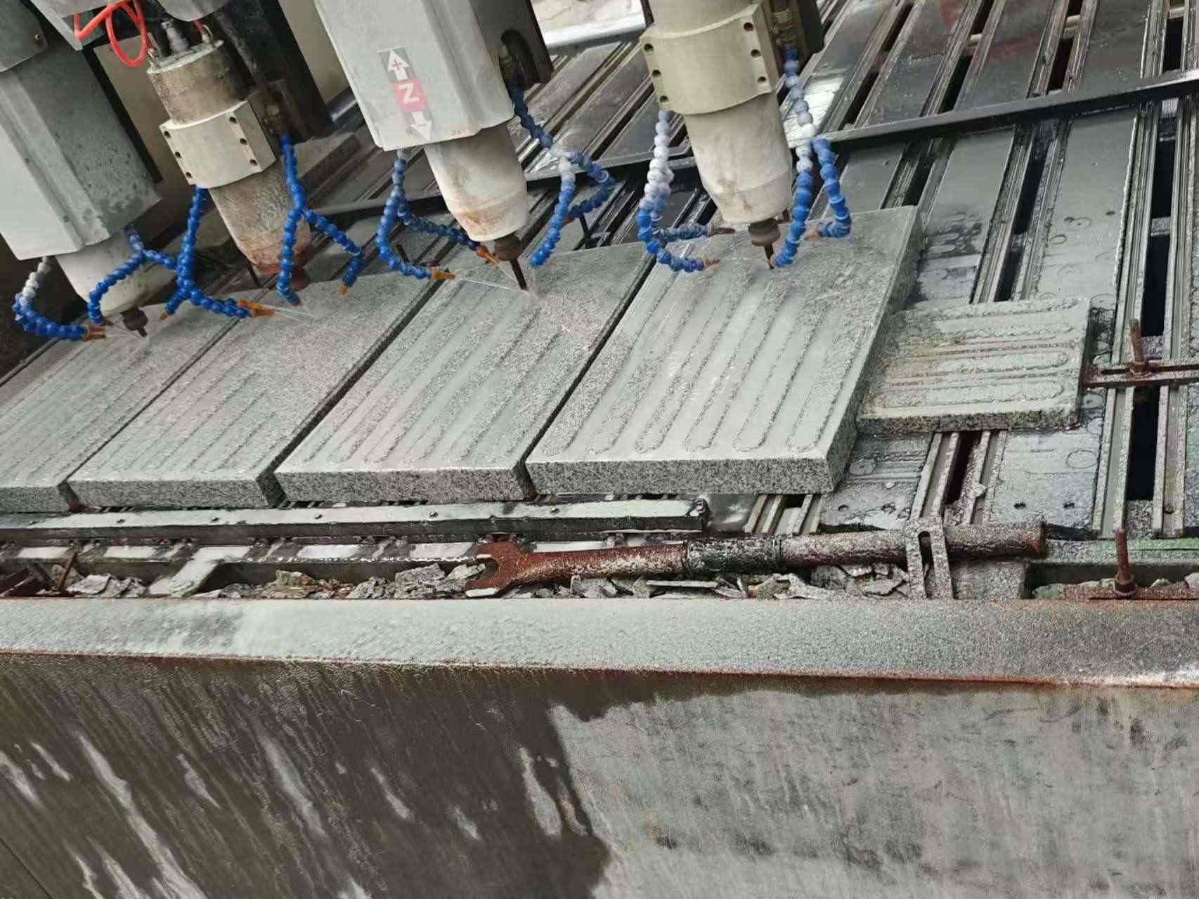 聊城 芝麻白花岗岩荔枝面盲道雕刻