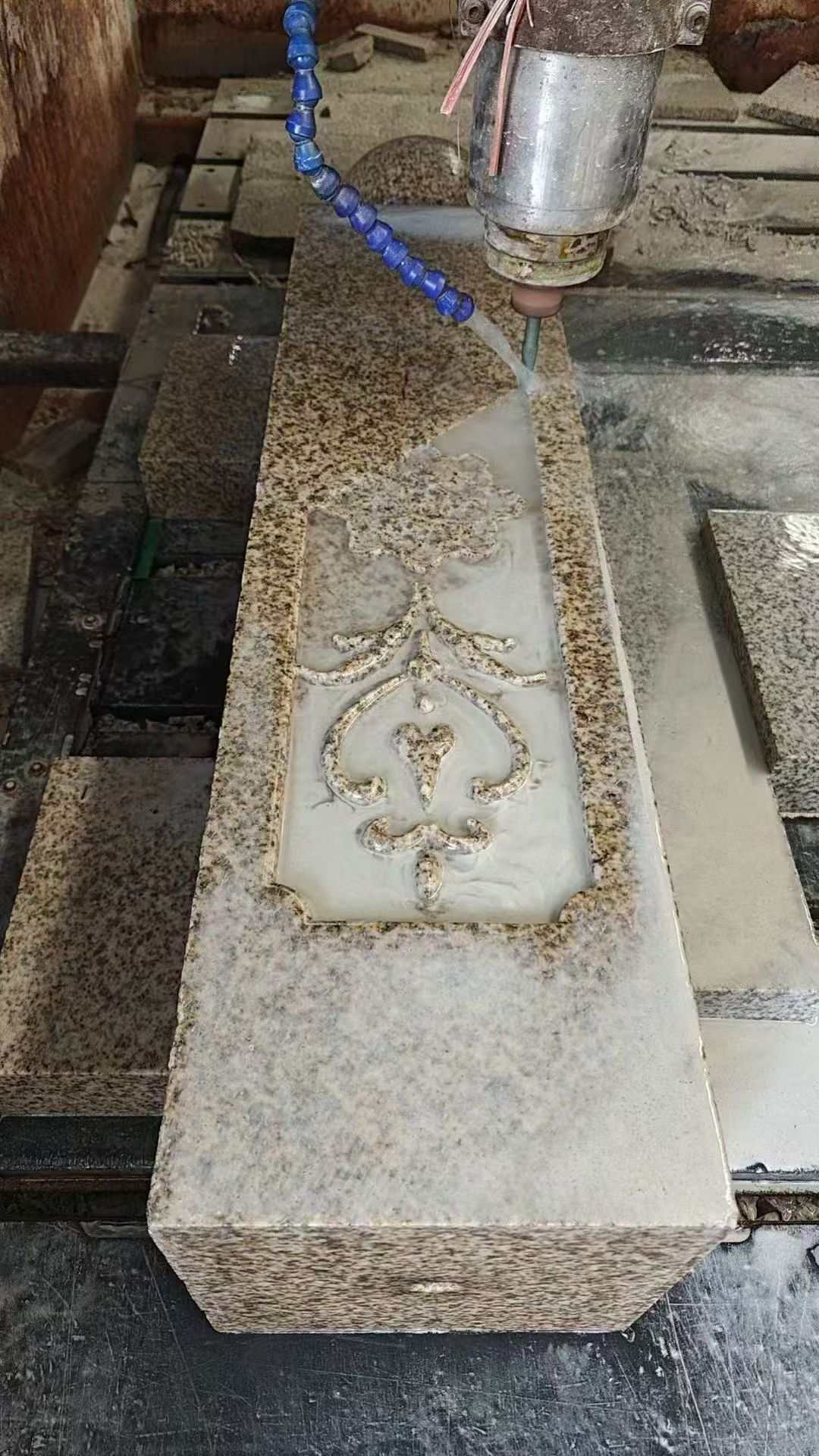 聊城 黄金麻花岗岩异形加工雕刻栏杆大柱