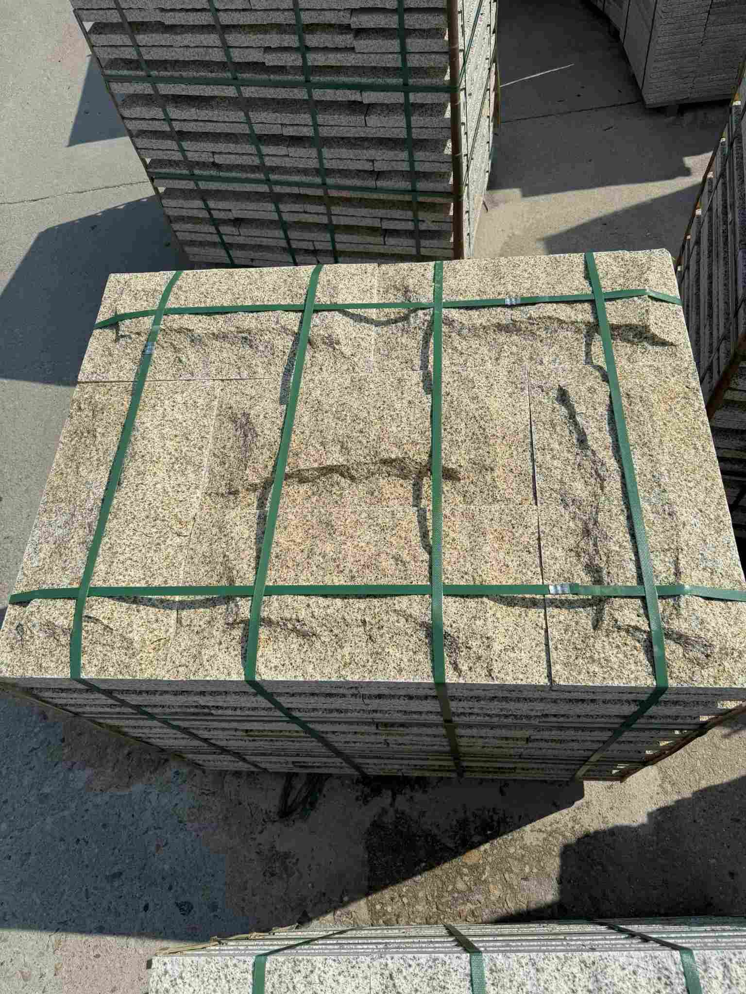 聊城 黄金麻花岗岩石材自然面蘑菇石成品