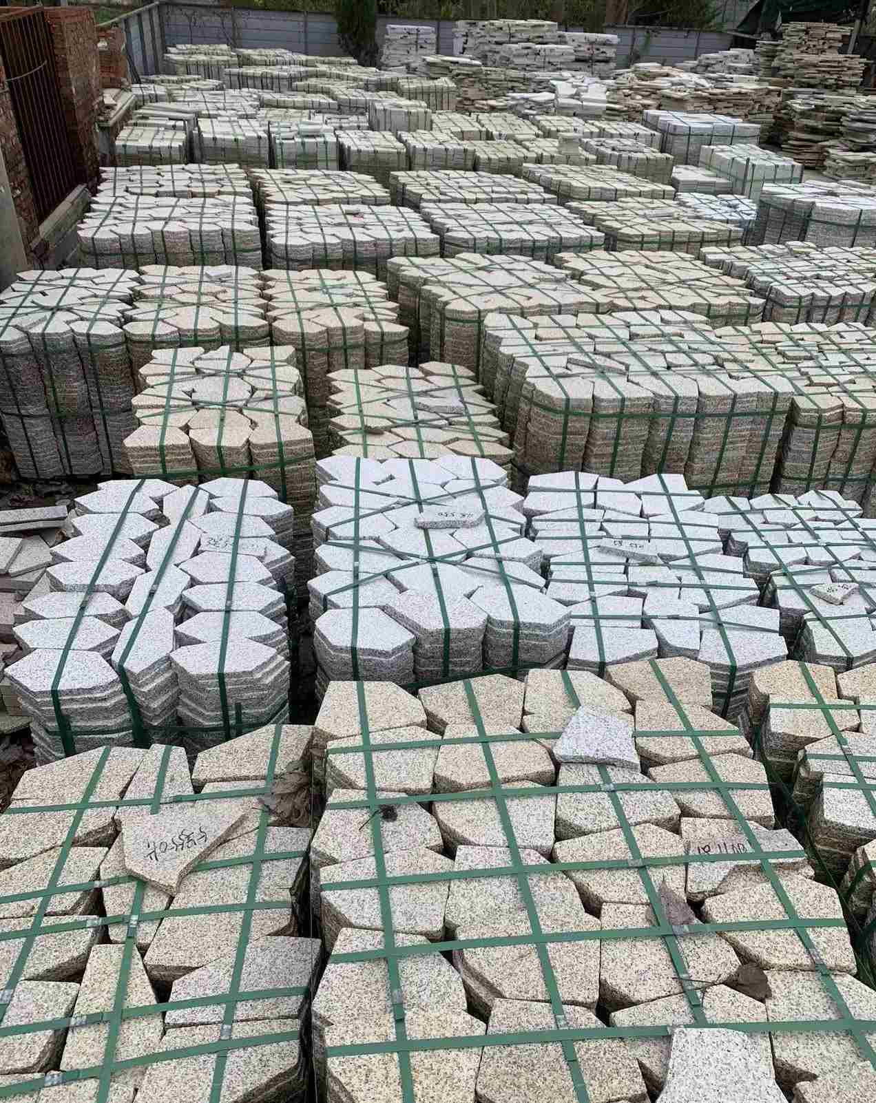 聊城 黄金麻白麻花岗岩荔枝面地铺石(冰裂纹)