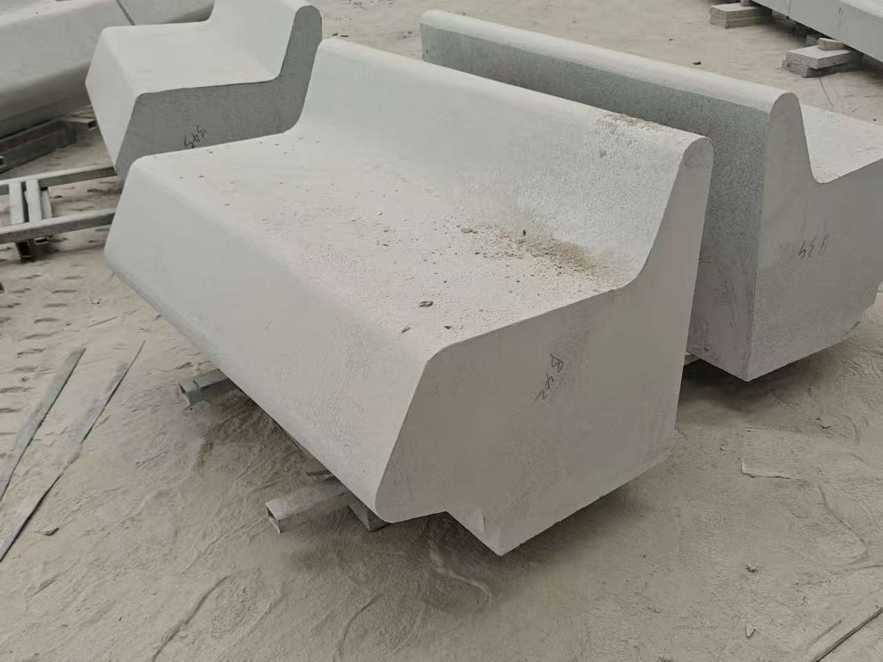 聊城 芝麻白花岗岩异形坐凳，石凳