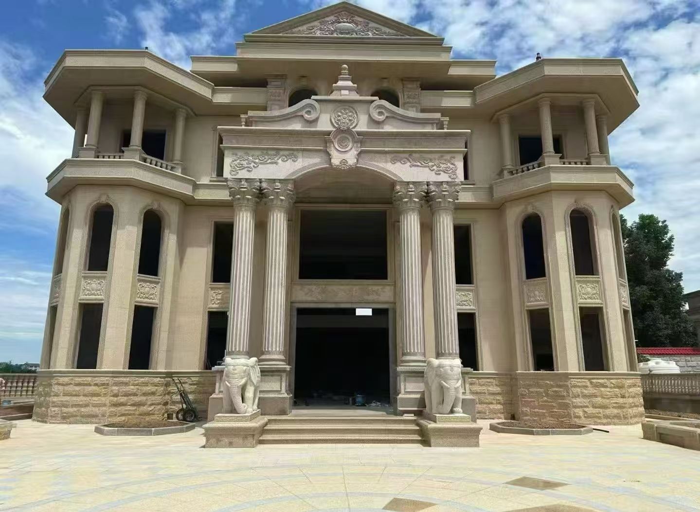 聊城 黄金麻别墅外墙干挂，大柱，大象，蘑菇石，雕花板