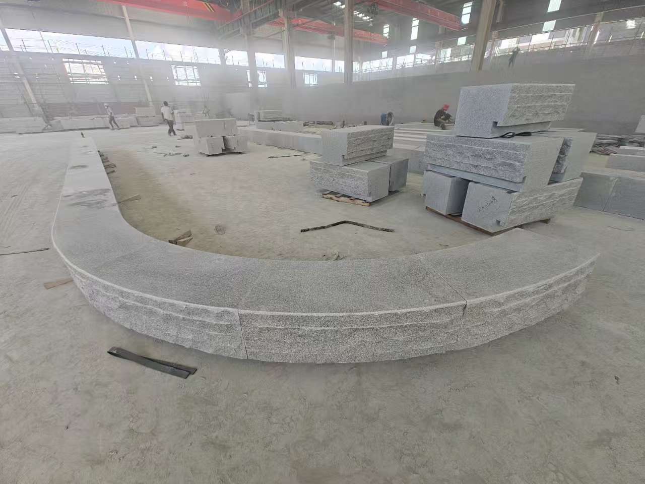 聊城 芝麻白异形坐凳，自然面光面弧形加工