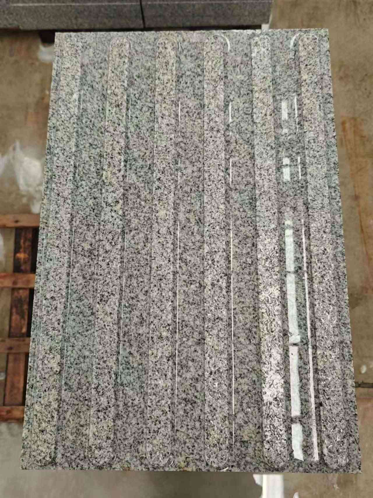 聊城 芝麻白花岗岩荔枝面雕刻盲道，盲条
