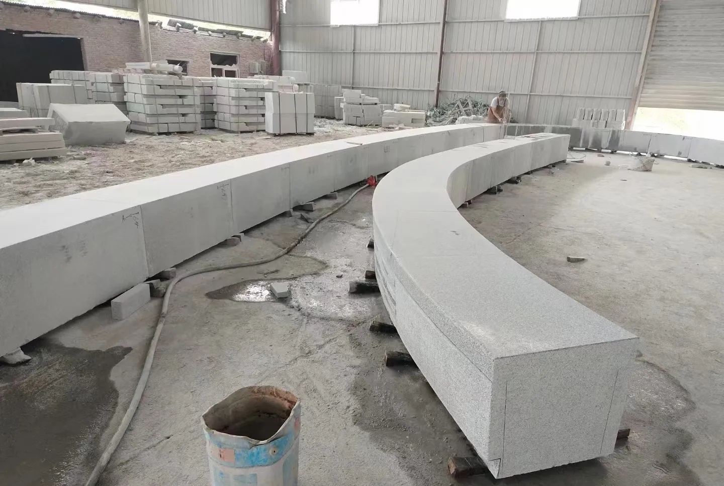 聊城芝麻白花岗岩石板材 园林光面弧形坐凳