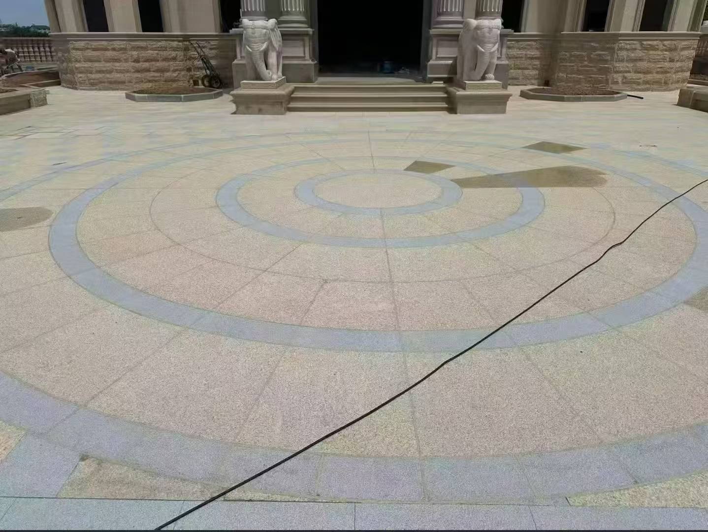 聊城 黄金麻芝麻灰花岗岩石材地铺拼接效果